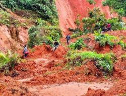 Kendaraan Roda Empat Tak Bisa Melintas di Poros Mamuju-Mamasa Akibat Longsor