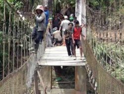 Jembatan Rusak, Warga Desa Lenggo Polman Bergelantungan Seberangi Sungai