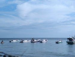 Nelayan Polman Terima Bantuan Perahu