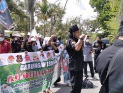 Sampah Menumpuk dan Busuk, Kantor Bupati Polman Didemo Warga