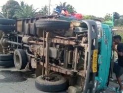 Truk Ekspedisi Bermuatan Campuran Terbalik di Budong-Budong