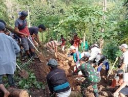 Masyarakat dan TNI Gotong Royong Buka Akses Jalan Tertimbun Longsor