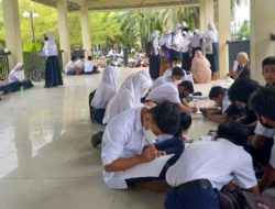 Siswa SMPN 2 Mamuju Belajar Lesehan di Lapangan