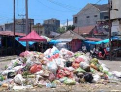 Makin Banyak Sampah Menggunung dan Busuk di Polman