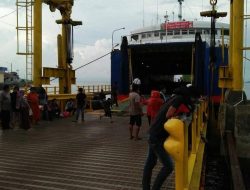 Jelang Lebaran Idul Fitri 1443 H Penumpang di Pelabuhan Fery Mamuju Meningkat