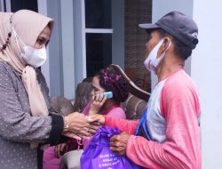 Farhana Massiara Mufli Bagi Sembako ke Tukang Becak dan Duafa