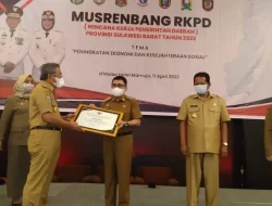 Bupati Majene Terima Piagam Penghargaan dari Gubernur Sulawesi Barat