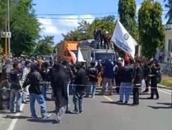 Massa Demo Desak Bupati Majene Copot Kepala Satpol PP Zainal Arifin