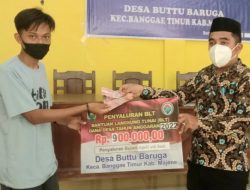 Kades Buttu Baruga Arifin Serahkan BLT Dana Desa ke 101 Keluarga