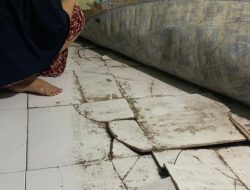 Lantai Rumah Warga Retak, Tanah Bergerak di Kelurahan Tande Makin Parah