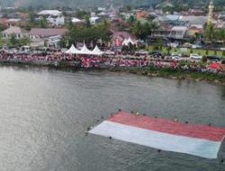 Bendera Merah Putih Raksasa Dikibarkan di Teluk Mamuju