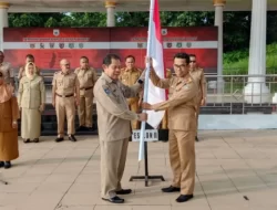 Warga Bala-balakang Terima 1.000 Bendera dari Pemprov Sulbar