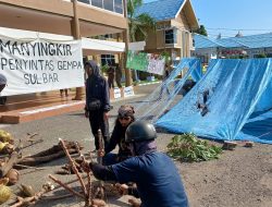 Mahasiswa Dirikan Tenda di Plataran Kantor Bupati Majene