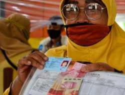 Warga Polman Terima Penyaluran BLT BBM dan Sembako