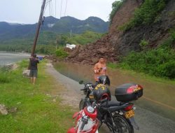 Longsor Tutup Jalan Trans Sulawesi Usai Hujan Tiga Jam
