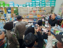 Polisi dan Petugas Dinkes Majene Edukasi Pemilik Apotik