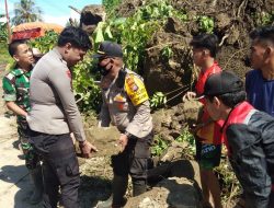 Masyarakat Dibantu Polisi Bersihkan Material Longsor di Tubo
