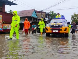 Personil Polres Majene Ditengah Masyarakat Terdampak Banjir