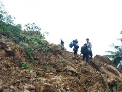 Longsor  Tutup Akses Jalan Trans Sulawesi Poros Majene