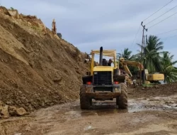 Kadis PUPR Majene Nginap di Rumah Warga Akibat Terjebak Longsor