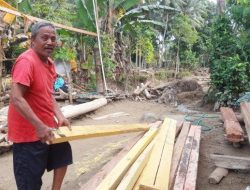 Kayu Bekas Banjir Jadi Berkah Warga Kalukku Mamuju