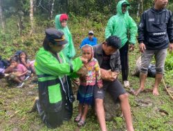 Kapolsek Malunda Bantu Warga Terdampak Banjir