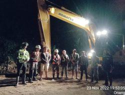 Petugas Bersihkan Jalur Longsor Hingga Lembur