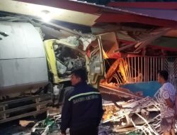 Dump Truck Tabrak Warung di Malunda