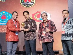Wabup Majene Arismunandar Terima Award UHC 2023
