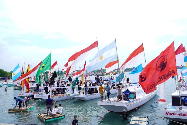 Pesta Nelayan di Majene Dimeriahkan Ratusan Perahu Hias - KILAS-SULBAR.COM
