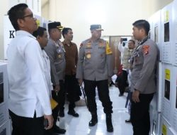 Kapolda Sulbar Cek Logistik di Gudang KPU Majene
