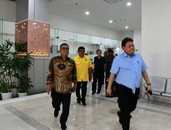 Menko Perekonomian RI Serahkan Bantuan Pangan CBP di Mamuju