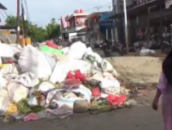 Tumpukan Sampah di Pasar Pekkabata Polman Dikeluhkan Pedagang Takjil