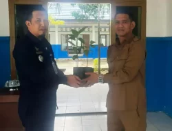 Pjs. Bupati Majene Serahkan Bibit Sukun ke Camat Tammeroddo