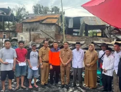 Pjs. Bupati Majene dan Baznas Beri Dukungan Korban Kebakaran