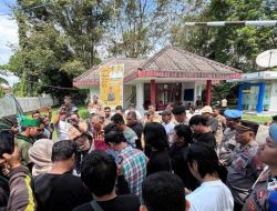 Mahasiswa Demo Desak Bupati Polman Bayar Gaji Petugas Kebersihan Pasar yang Dipecat