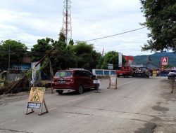 Tiang Kabel Telekomunikasi Roboh di Jalan RE Marthadinata Mamuju