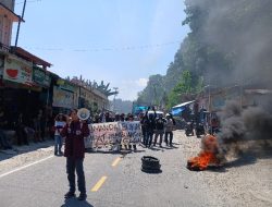 Palang Jalan Trans Sulawesi, Pemuda dan Mahasiswa Desak Wakil Bupati Majene Minta Maaf