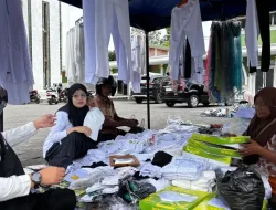 Pedagang Perlengkapan Haji Ramai di Halaman Masjid Syuhada Polman Jelang Manasik